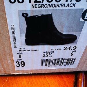 Zara Black Genuine Leather Ankle Boots. Fur lining, size 8. Made in Spain.